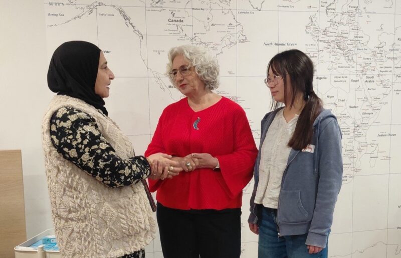 Gesprek tijdens werkbezoek Wereldhuis